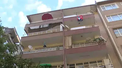 Güngören'de bir binanın balkonu çöktü!