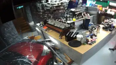 Ümraniye'de kontrolden çıkan otomobil kafeteryaya girerek dehşet saçtı: İşte o anlar!