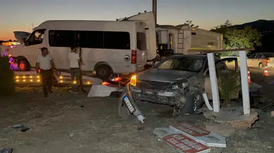 Adıyaman'da minibüs ile otomobil çarpıştı: 12 kişi yaralandı