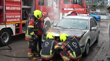 Balıkesir'de yangın: Park halindeki araç küle döndü