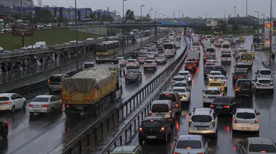 İstanbul'da yağış nedeniyle trafik yoğunluğu kent genelinde yüzde 76'ya ulaştı