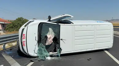 Afyonkarahisar'da ilaç taşıyan araç bariyerlere uçtu!