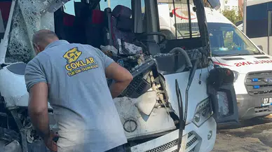 Antalya'da tur otobüsü ile yolcu midibüsü çarpıştı: 2'si ağır 15 kişi yaralandı!