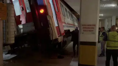 Bandırma'da yolcu treni, istasyon duvarına çarptı