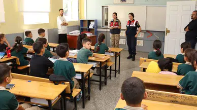 Bingöl'de jandarma okulun ilk gün çocukların heyecanına ortak oldu