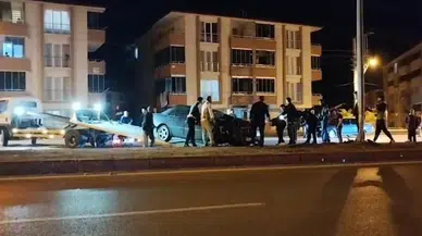 Bartın'da feci kaza! Otomobil, refüje uçarak elektrik direğine çarptı: Çok sayıda yaralı