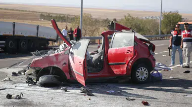 Niğde'de korkunç kaza! Otomobil, tıra çarptı: 3 ölü, 2 yaralı!
