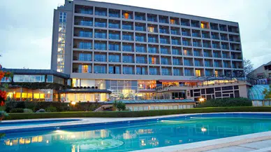 İstanbul’un simgelerinden 67 yıllık Çınar Otel yıkılıyor