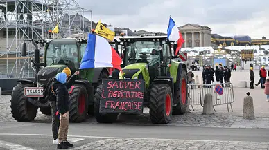 Fransız çiftçilerden sarayın önünde traktörlü eylem!