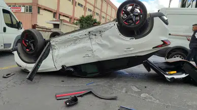 Bahçelievler'de minibüs ile çarpışan otomobil takla attı: 2 yaralı