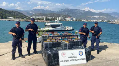 Mersin Anamur’da denizde bulunan kutulardan 28 bin 500 paket kaçak tütün çıktı