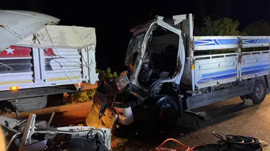 Çorum'da tıra çarpan kamyonun sürücü ağır yaralandı