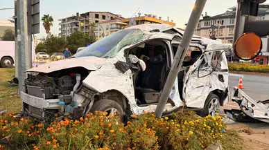 Antalya'da korkunç kaza! Midibüs ile hafif ticari araç çarpıştı: 6 yaralı!