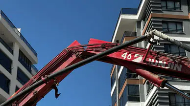 Uşak'ta beton pompası kolu kırıldı: 2 işçi yaralandı