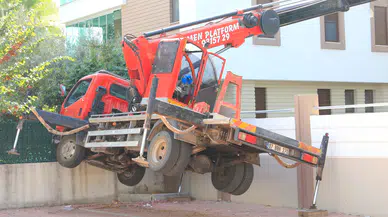 Antalya’da ağaç budama vinci yan yattı