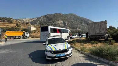 Aydın'da freni tutmayan tır otobüse çarptı!