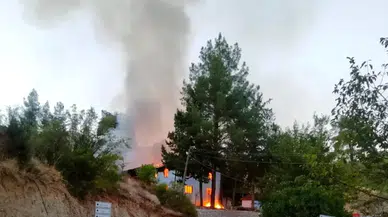 Denizli’de elektrik yangını: Cami ve otomobil kullanılamaz hale geldi