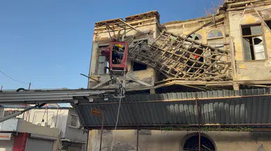 Adana'da tarihi binanın çatısı çöktü, ekipler tahtaları kesti