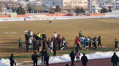 Erzincan'da saha savaş alanına döndü: Maç sonu tekme tokat kavga!