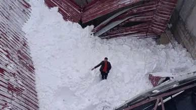 Bitlis'te kar ağırlığına dayanamayan iş yeri çatısı çöktü: 1 yaralı