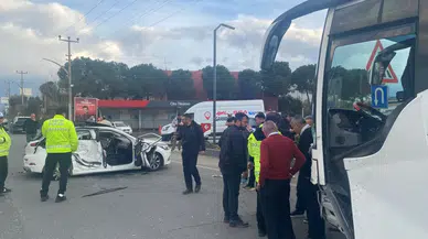 Manisa'da yolcu otobüsü ile otomobil çarpıştı: 1'i çocuk 3 kişi yaralandı