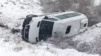 Isparta'da kontrolden çıkan otomobil şarampole devrildi