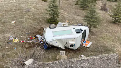 Isparta'da kamyonet şarampole yuvarlandı: 3 kişi yaralandı
