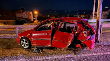 Manisa'da otomobil elektrik direğine çarptı: Sürücü yaralandı, eşi ve 5 yaşındaki oğlu yaşamını yitirdi