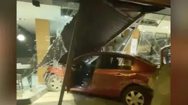 Ardahan'da bir otomobil iş yerine girdi