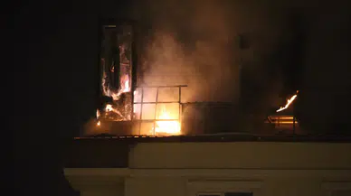 Kars'ta 6 katlı binanın çatısında yangın çıktı: Dumanlar gökyüzünü kapladı