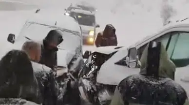 Hakkari'de kaza: Aşırı buzlanma yüzünden iki kamyonet çarpıştı!