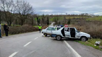 Balıkesir Gönen’de iki otomobil çarpıştı : 6 yaralı