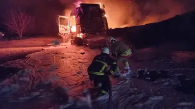 Hatay'da seyir halindeki tır alev aldı