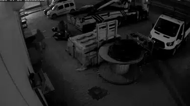 Mardin'de motosiklet hırsızlığı güvenlik kamerasına anbean yansıdı