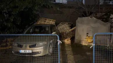 Sultanbeyli'de istinat duvarı, park halindeki aracın üzerine çöktü