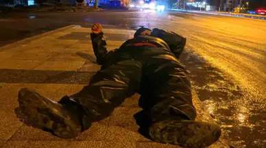 Motosiklet devrildi, sürücü yola fırladı