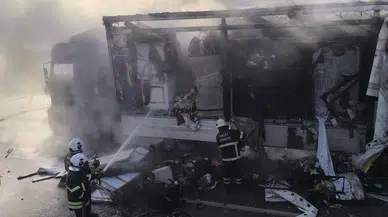 Hatay'da sınır kapısında tır yangını: Suriye'ye geçiş bekleyen araç küle döndü