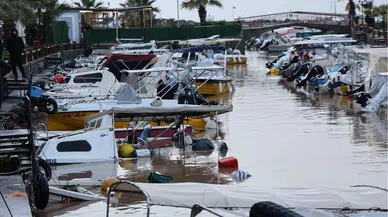 Kuşadası'nda sel felaketi: Balıkçı tekneleri battı