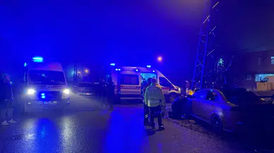 Arnavutköy'de feci kaza: Otomobil direğe çarptı, 5 kişi yaralandı!