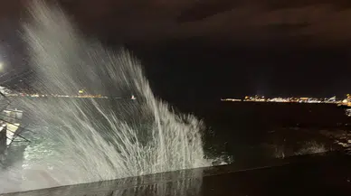 İstanbul'da lodos etkili oldu: Sahilde dev dalgalar oluştu