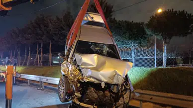 TEM Otoyolu'nda kamyonete çarpan otomobil hurdaya döndü: 2 yaralı