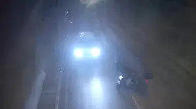 Amasya'da tünelde sollama yapan motosiklet devrildi: Kaza anı kamerada