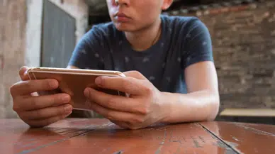 Fransa’da 15 yaşından küçüklerin sosyal medya kullanması yasaklanıyor