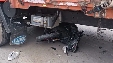 Mersin Tarsus'ta feci kaza: Motosiklet kamyonun altına girdi, sürücü ağır yaralandı