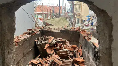 Uşak'ta bahçedeki fırını yakmak isteyen şahsın üzerine duvar devrildi