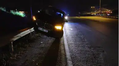 Antalya Manavgat'ta lüks cip kazası: Bariyerlerin üzerinde asılı kaldı