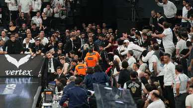 Beşiktaş - Fenerbahçe derbisine tribün olayları nedeniyle ara verildi