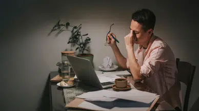 Geçim derdi kalbi yaşlandırıyor: Maddi stres tansiyon ve diyabet kadar tehlikeli çıktı!