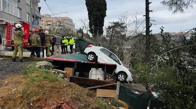Sarıyer’de akılalmaz kaza: Vitesleri karıştırdı, kamelyanın üzerine uçtu!