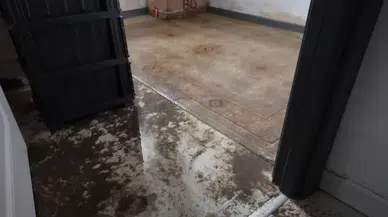 Beylikdüzü'nde korkutan su baskını: Elektrik kaçağı riskiyle bina boşaltıldı!